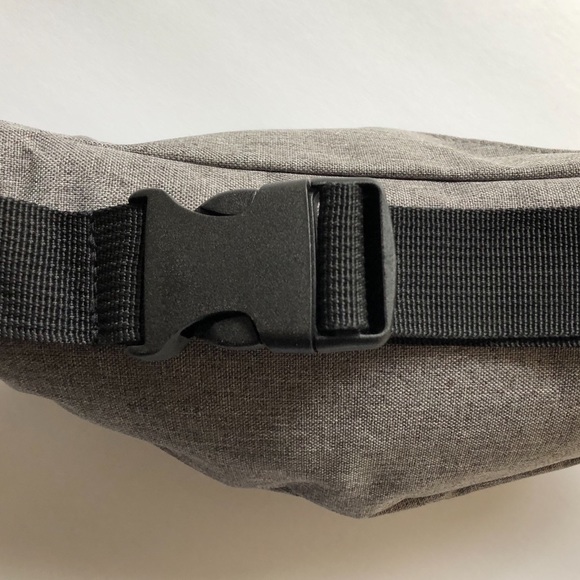 $13💋New VS LOVE PINK Lt Gray/White Fanny Pack - Picture 5 of 8